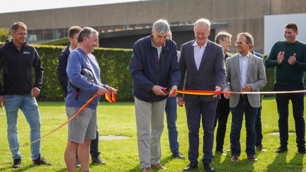 <p>Die drei Bürgermeister Erik Wiesemes (Amel, von links), Elie Deblire (Vielsalm) und Herbert Grommes (St.Vith) gaben den Weg mit der Banddurchtrennung frei.</p>