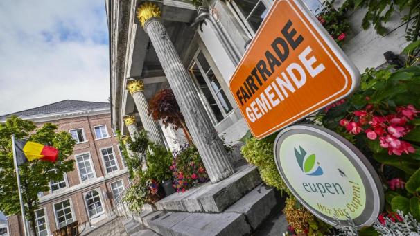 <p>Seit 2014 darf sich Eupen offiziell als „Fairtrade Gemeinde“ bezeichnen. Durch diese Initiative möchte die Stadt Eupen die Bürger für das Thema des Fairen Handels sensibilisieren und den Absatz von fairen und regionalen Produkten in Eupen steigern. Auch bei der Fairen Woche 2023 machen die Fairetrade-Gemeinden Eupen und Raeren wieder mit.</p>