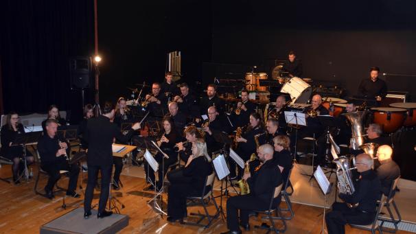 <p>Unter der Leitung von Joris Rompen zeigte der Musikverein Burgklänge seine Dynamik und Vielseitigkeit.</p>