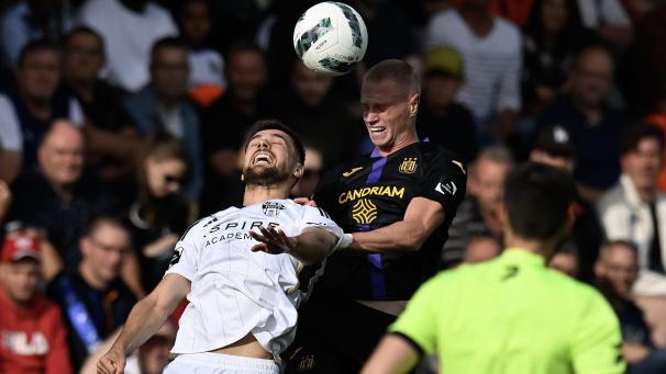 <p>Milos Pantovic im Duell mit Louis Patris</p>