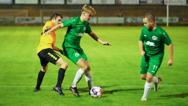 <p>Amel (Loris Roderburg am Ball) läuft seinen Ansprüchen nach der Derbyniederlage weiter deutlich hinterher.</p>