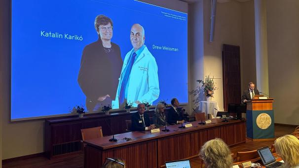 <p>Fotos der Wissenschaftlerin Katalin Kariko und des Wissenschaftlers Drew Weissman sind bei der Bekanntgabe des Nobelpreises für Medizin auf einer Leinwand zu sehen.</p>