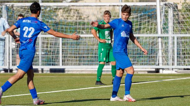 <p>Yves Fabian (rechts) brachte den eher unverdienten Sieg der Eupener auf den Weg.</p>