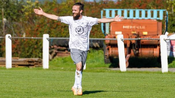 <p>Vorlage zum 1:0, Traumtor zum 2:0 und ein Freistoß, der zum 3:0-Elfmeter führte: Tom Mackels war am Sonntag der wichtigste Elsenborner.</p>
