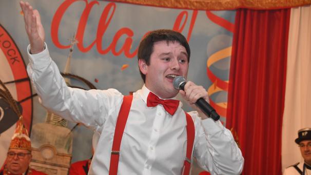 <p>Die Hosenträger und die Fliege sind sein Markenzeichen: D’r Sach bei einer Sitzung des Berger Blocks.</p>