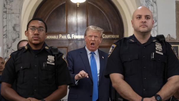 <p>Donald Trump, ehemaliger Präsident der USA, spricht zu Reportern während einer Mittagspause im New York State Supreme Courthouse. Der ehemalige US-Präsident Donald Trump hat sich persönlich einem Betrugsprozess in New York gestellt, der sein Geschäftsimperium in der Metropole zerstören könnte. ^</p>