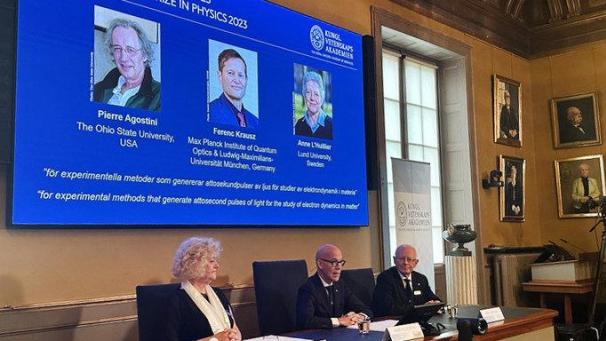 <p>Auf der Projektion während der Bekanntgabe des Nobelpreises für Physik sind die Wissenschaftler Pierre Agostini, Ferenc Krausz und Anne L'Huillier zu sehen.</p>