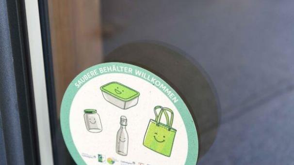 <p>Aufkleber signalisieren die Beteiligung.</p>