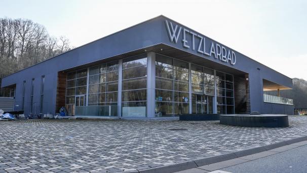 <p>Die Gesamtkosten für den Wiederaufbau des Wetzlarbads werden auf rund 7,8 Millionen Euro geschätzt.</p>