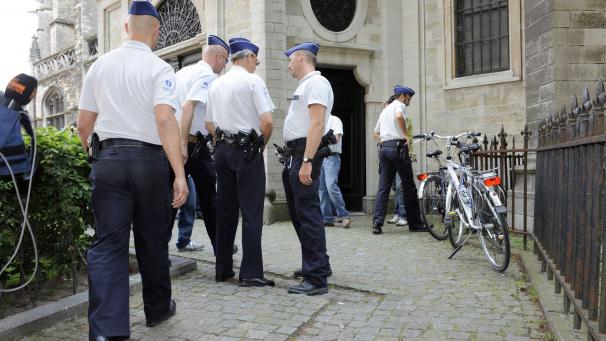 <p>Beginn der Ermittlungen über sexuellen Missbrauch in der Kirche: Polizeirazzia in der St.-Rombouts-Kathedrale von Mecheln am 24. Juni 2010</p>