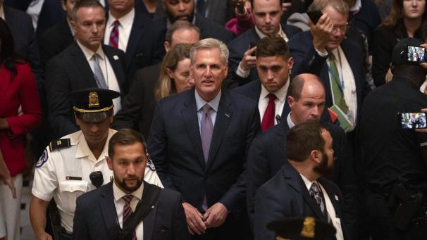 <p>Kevin McCarthy, Abgeordneter und ehemals Vorsitzender des US-Repräsentantenhauses, verlässt das Repräsentantenhaus, nachdem er als Sprecher abgesetzt wurde.</p>
