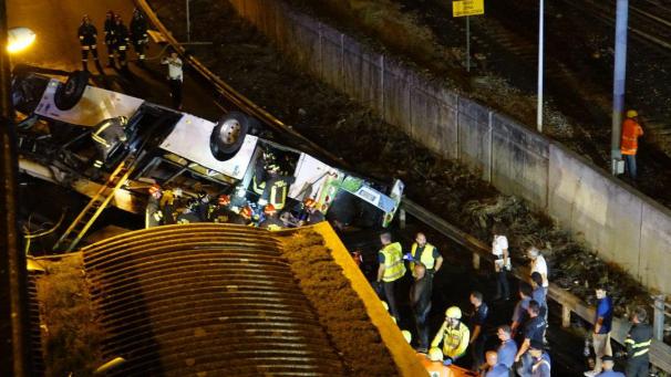<p>Rettungskräfte sind an einer Unfallstelle nach einem Busunglück im Einsatz. In Venedig im Festlandstadtteil Mestre hat am Dienstagabend ein Bus die Brüstung einer Hochstraße durchbrochen und ist von einer Brücke rund zehn Meter in die Tiefe gestürzt.</p>
