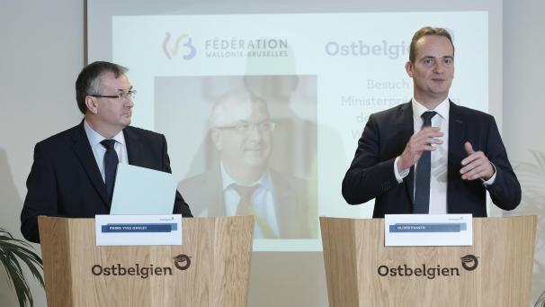 <p>Das Foto zeigt ein Treffen zwischen Pierre-Yves Jeholet, Ministerpräsident der Französischen Gemeinschaft, mit DG-Ministerpräsident Oliver Paasch (r.) Ende 2019. Die Verschmelzung von Wallonischer Region und Französischer Gemeinschaft hat keine direkten Folgen für die DG, jedoch indirekte Auswirkungen, wenn man sich die Sache im Detail anschaut.</p>