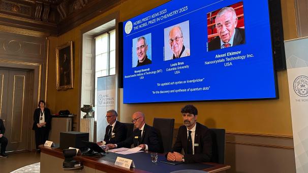 <p>Auf der Projektion während der Bekanntgabe des Nobelpreises für Chemie sind die Wissenschaftler Moungi Bawendi (l-r), Louis Brus und Alexei Ekimov zu sehen. Der Nobelpreis für Chemie geht in diesem Jahr an die in den USA tätigen Forscher Moungi Bawendi, Louis Brus und Alexei Ekimov für die Entdeckung und Entwicklung von sogenannten Quantenpunkten.</p>