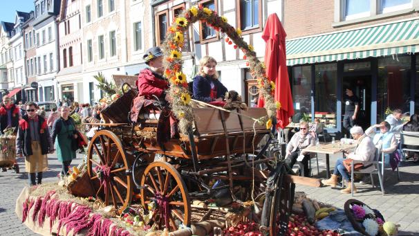 <p>Bunt geschmückte Wagen gehören wie mächtige Kaltblüter und Traktoren zum Erntedankfest.</p>