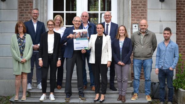 <p>Die Bildungsvision 2040 ist am Mittwoch in großem Rahmen von Bildungsministerin Lydia Klinkenberg (4.v.l) vorgestellt worden. Akteure aus Ministerium, Schule, Arbeitgebervertretung, RDJ und Kaleido nahmen daran teil.</p>