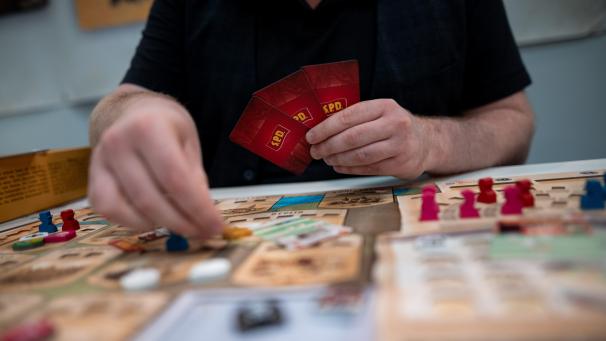 <p>Lukas Boch von der Universität Münster spielt auf der Internationalen Messe „Spiel'23“ das Brettspiel „Weimar: Der Kampf um die Demokratie“.</p>