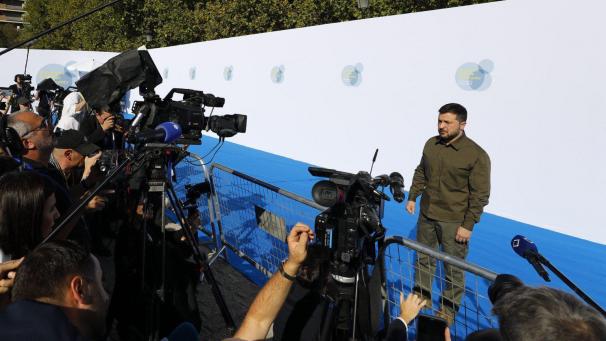 <p>Der ukrainische Präsident Wolodymyr Selenskyj spricht mit Journalisten bei seiner Ankunft im Kongresspalast von Granada vor dem Gipfeltreffen der Europäischen Politischen Gemeinschaft. Staats- und Regierungschefs aus rund 50 Ländern werden an diesem Donnerstag zum dritten Gipfeltreffen der neuen Europäischen Politischen Gemeinschaft (EPG) in Spanien erwartet.</p>