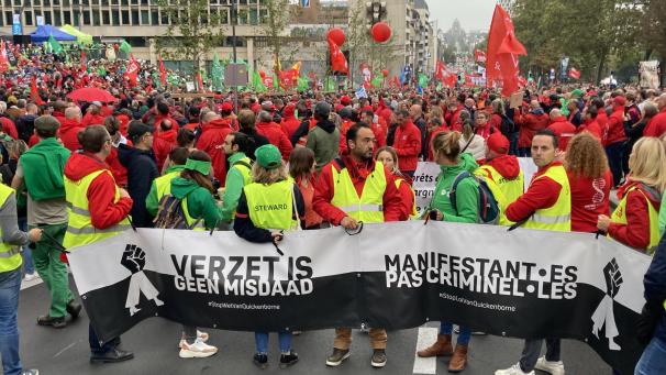 <p>„Widerstand ist kein Verbrechen - Demonstranten sind keine Kriminellen.“ Tausende protestieren vor dem Kabinett von Justizminister Van Quickenborne</p>