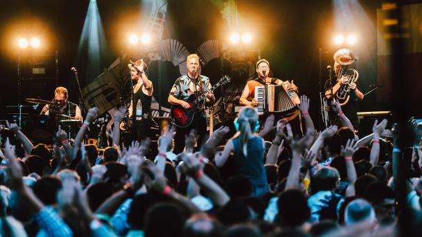 <p>60 Jahre Junggesellenverein Maldingen: Die Schweizer Volks-Pop-Band „Fäaschtbänkler“ brachte die Stimmung im mit 2.300 Besuchern gefüllten Festzelt am vergangenen Sonntag auf den Siedepunkt.</p>
