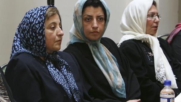 <p>Narges Mohammadi (Mitte), Menschenrechtsaktivistin aus dem Iran, sitzt neben der iranischen Friedensnobelpreisträgerin Shirin Ebadi (l.) während sie an einem Treffen über Frauenrechte teilnimmt. Der Friedensnobelpreis 2023 wurde Narges Mohammadi für ihren Kampf gegen die Unterdrückung von Frauen im Iran verliehen.</p>