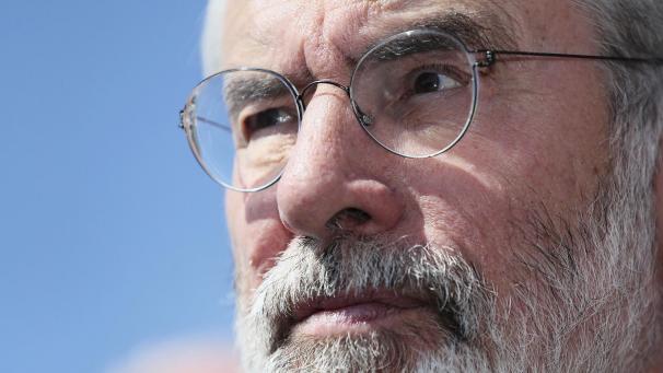 <p>Kaum ein Politiker in Nordirland ist so markant und so umstritten wie er: Jetzt wird Gerry Adams, der frühere Präsident der katholisch-republikanischen Partei Sinn Fein und Mitarchitekt des Karfreitagsabkommens, 75 Jahre alt.</p>