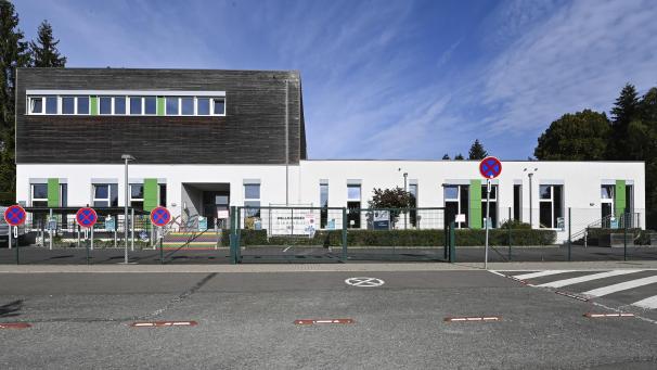 <p>Der Infrastrukturdienst des Ministeriums der Deutschsprachigen Gemeinschaft soll Alternativen suchen, um der Platznot am Königlichen Athenäum Eupen (Bild) zu begegnen. Foto: David Hagemann</p>