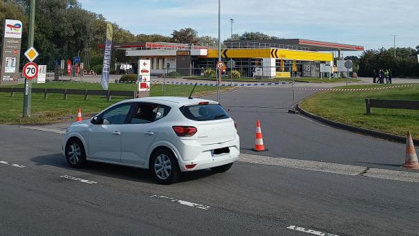 <p>Die Tankstelle ist mit Gittern undHütchen abgesperrt und vorerst geschlossen.</p>