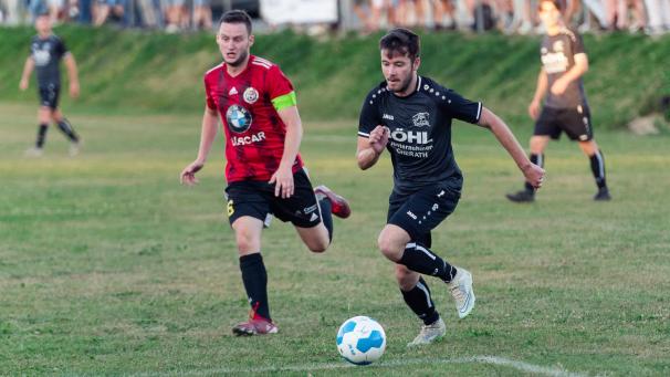 <p>Laurent Lambertz (am Ball) führt verschiedene Gründe für den durchwachsenen Saisonstart des KFC Rocherath auf.</p>
