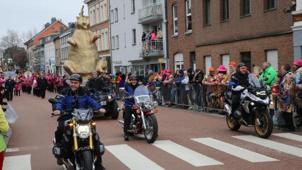 <p>Auf dem Motorrad fürhrt die Karnevalspolizei den Rosenmontagszug an.</p>