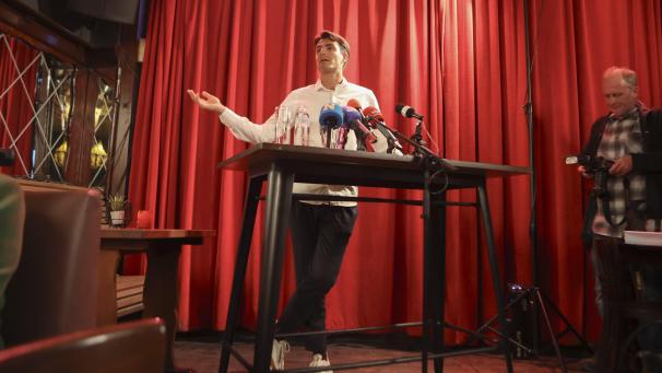 <p>Der Fall ist noch nicht erledigt: Conner Rousseau bei seiner Pressekonfernez in der Kneipe in Sint-Niklaas.</p>