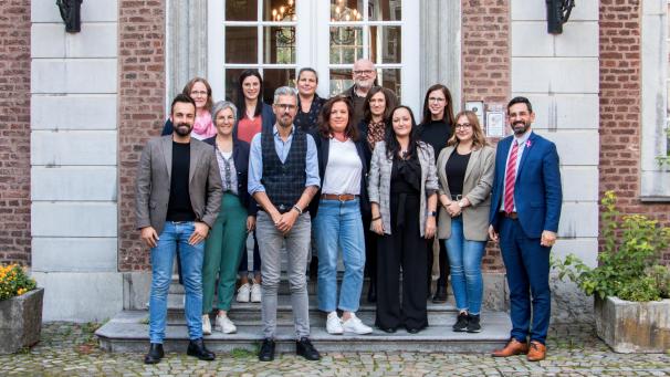 <p>Auf Einladung von DG-Gesundheitsminister Antonios Antoniadis (rechts) wohnten Vertreter aller Organisationen und Einrichtungen, die dem Netzwerk Mentale Gesundheit der DG beigetreten sind, der Vorstellung des neuen Versorgungsnetzes bei, das patientenorientiert arbeiten möchte.</p>