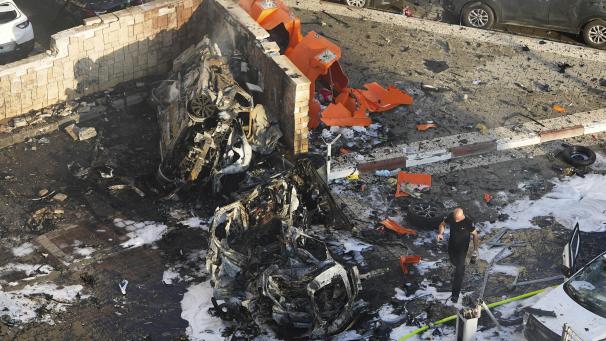 <p>Israelische Feuerwehrleute löschen ein Feuer, nachdem eine aus dem Gazastreifen abgefeuerte Rakete auf einem Parkplatz eingeschlagen ist.</p>