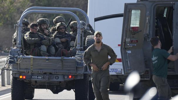 <p>Israelische Soldaten versammeln sich in der Nähe von Aschkelon. Militante Palästinenser in Gaza haben am frühen Samstag unerwartet Dutzende von Raketen auf israelische Ziele abgefeuert, wie die israelische Armee mitteilte.</p>