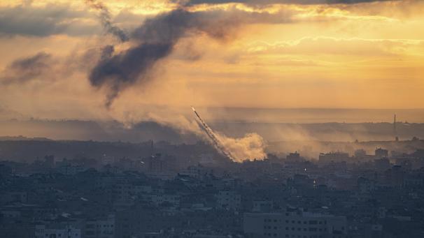 <p>Raketen werden vom Gazastreifen aus auf Israel abgefeuert. Nach massiven Angriffen aus dem palästinensischen Gazastreifen auf Israel hat die israelische Armee am Samstag den Kriegszustand erklärt.</p>