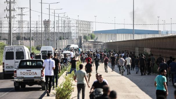 <p>Palästinenser gehen in Richtung des Grenzübergangs Erez zwischen Israel und dem nördlichen Gazastreifen.</p>