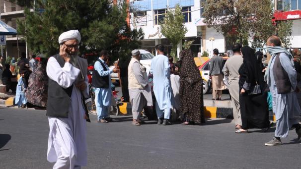 <p>Anwohner kommen in Herat auf die Straße, nachdem ein Erdbeben die Stadt erschüttert hat. Nach mehreren starken Erdbeben in Afghanistan werden Hunderte Todesopfer befürchtet.</p>