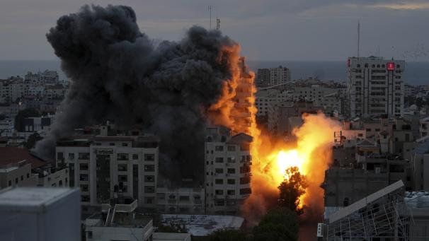 <p>Nach einem israelischen Luftangriff auf ein palästinensisches Wohngebiet steigt Rauch nach der Explosion auf. Die im Gazastreifen herrschende islamistische Hamas, die von Israel, der EU und den USA als Terrororganisation eingestuft wird, hatte den Beginn einer „Militäroperation“ gegen Israel verkündet.</p>