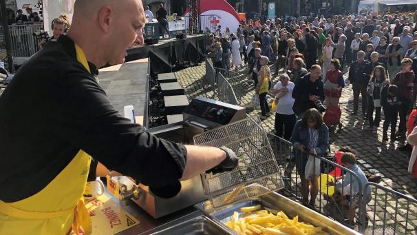 <p>Gastronom Vincent Pécourt bereitet Pommes-frites zu. Dutzende Fritten-Gastronomen treten auf dem Großen Platz von Arras bei einer Fritten-Weltmeisterschaft in vier Kategorien gegeneinander an: Authentische Fritten, kreative Fritten, Amateur-Fritten sowie die Fritten-Soße des Jahres.</p>