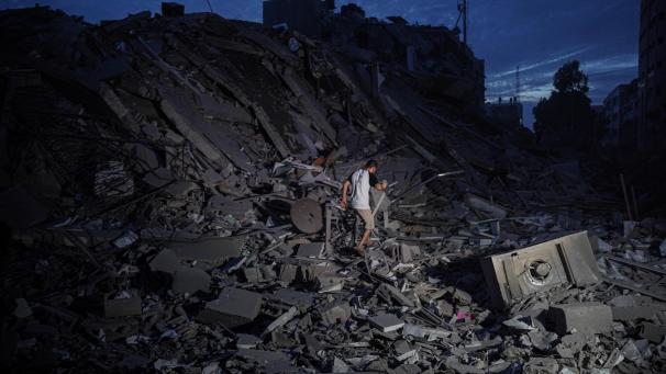 <p>Ein palästinensischer Jugendlicher begutachtet die Folgen der Zerstörung des „Palestine Tower“ in Gaza-Stadt.</p>