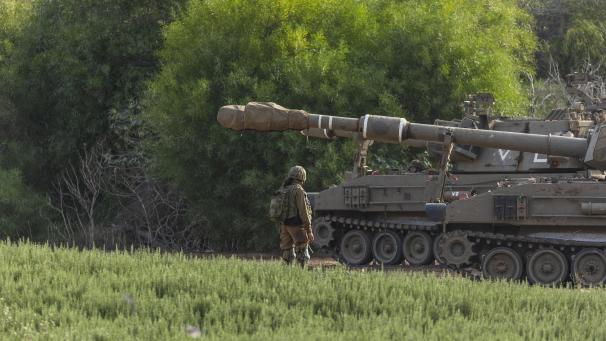 <p>Israelische Artillerie geht am zweiten Tag des Konflikts zwischen Israel und der militanten Palästinensergruppe Hamas an der Grenze zum Gazastreifen in Stellung.</p>
