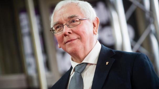 <p>Der britische Filmemacher Terence Davies ist tot. Der Drehbuchautor und Regisseur ist im Alter von 77 Jahren gestorben.</p>