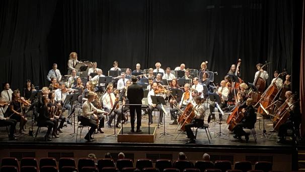 <p>Chefdirigent Gergely Madaras und sein Orchester versetzten die Konzertbesucher in den sonnigen Süden.</p>