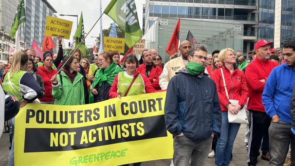 <p>Gewerkschaften und Menschenrechtsorganisationen gingen vergangenen Donnerstag gemeinsam auf die Straße und forderten den uneingeschränkten Beibehalt des Demonstrationsrechts.</p>