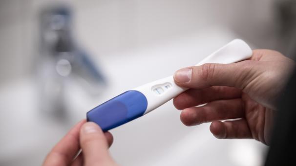 <p>Eine Frau hält einen positiven Schwangerschaftstest in den Händen. Längst nicht jede Frau ist bereit, das Kind auszutragen und entscheidet sich für einen Schwangerschaftsabbruch. Wer sich in der DG zu diesem Schritt entscheidet, muss etliche Hürden meistern. Das will die VoG Prisma ändern.</p>