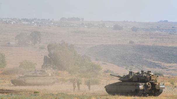 <p>En israelischer Panzer bezieht nahe der Grenze zu Libanon Stellung. Die Hisbollah übernahm am Sonntag die Verantwortung für Raketenbeschuss aus dem Südosten Libanons auf von Israel besetzte Gebiete. Israelische Artillerie erwiderte nach Angaben eines Sprechers das Feuer.</p>