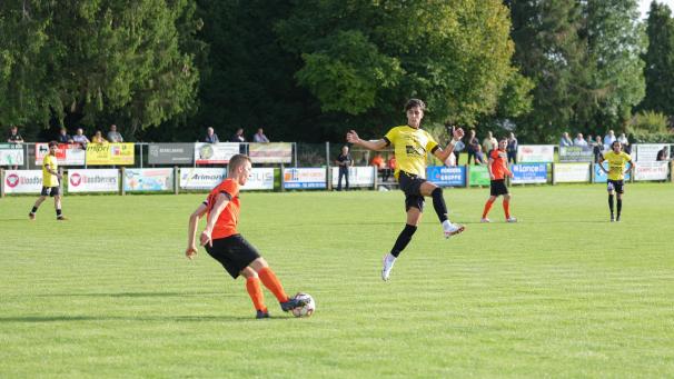 <p>Einziger Torschütze am Sonntag: Raeren-Eynattens Mauro Lo Presti (rechts)</p>