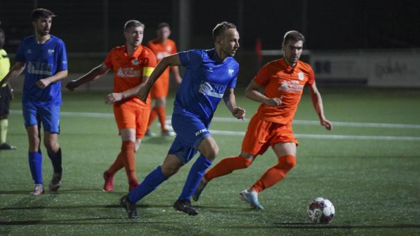 <p>Zum ersten Mal verloren Christoph Meyer (Mitte) und der FC Eupen ein Spiel auf ihrem neuen Kunstrasen.</p>