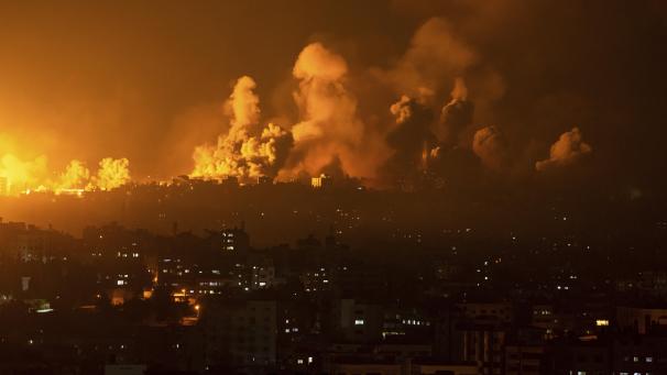 <p>Die israelische Luftwaffe hat nach den überraschenden Großangriffen militanter Palästinenser in der Nacht zum 8. Oktober weitere Ziele im Gazastreifen attackiert.</p>
