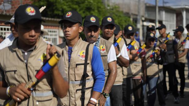 <p>Mitglieder der Bauerngarde kommen mit Stöcken bewaffnet zu den Friedensgesprächen zwischen Mitgliedern des Zentralen Generalstabs der Revolutionären Streitkräfte Kolumbiens (FARC) und der kolumbianischen Regierung.</p>